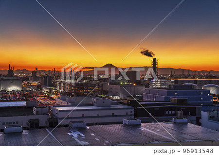 川崎の街並み 御光射す富士山【神奈川県・川崎市】 川崎の街並み 御光射す富士山【神奈川県・川崎市】 96913548
