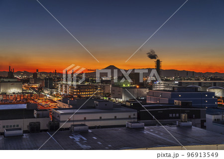 夕暮れ時の川崎の街並みと富士山【神奈川県・川崎市】 夕暮れ時の川崎の街並みと富士山【神奈川県・川崎市】 96913549