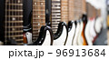 並べられたエレキギター 96913684