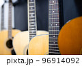 並べられたアコースティックギター 96914092