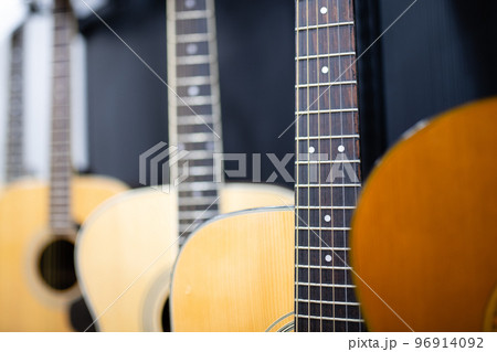 並べられたアコースティックギター 96914092
