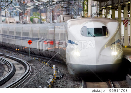 【東海道新幹線】雨の米原駅に停車するこだま号 96914703
