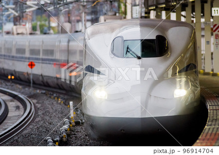 【東海道新幹線】雨の米原駅に停車するこだま号 96914704