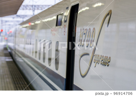 【東海道新幹線】雨の米原駅で発車を待つN700S 96914706