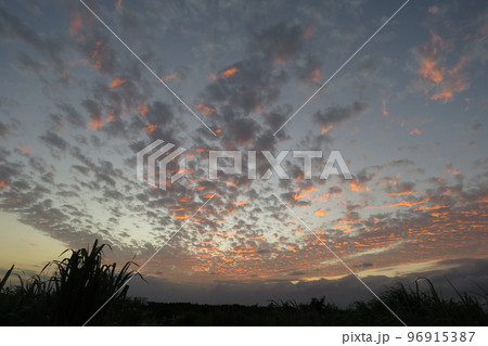 沖縄県糸満市喜屋武岬の夕景 沖縄県糸満市喜屋武岬の夕景 96915387