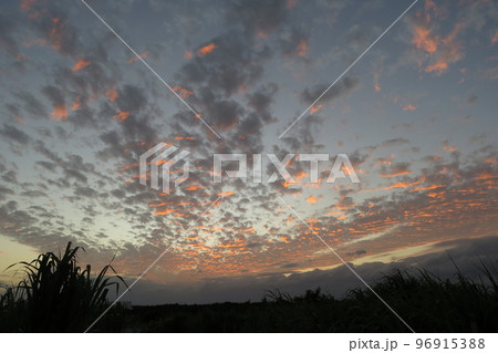 沖縄県糸満市喜屋武岬の夕景 沖縄県糸満市喜屋武岬の夕景 96915388