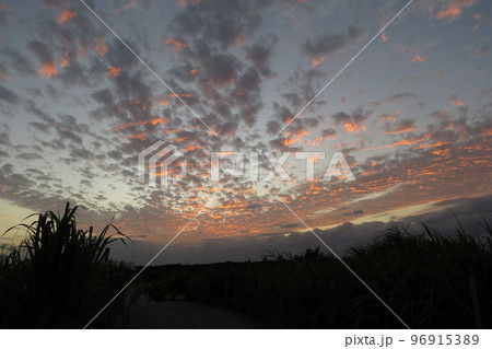 沖縄県糸満市喜屋武岬の夕景 沖縄県糸満市喜屋武岬の夕景 96915389