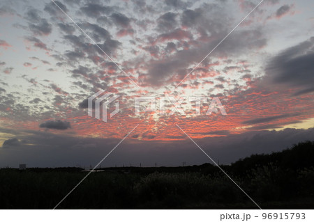 沖縄県糸満市喜屋武岬の夕景 沖縄県糸満市喜屋武岬の夕景 96915793