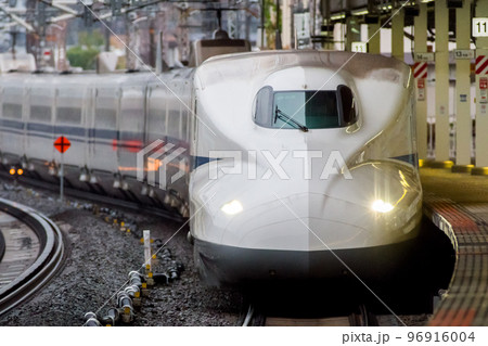 【東海道新幹線】雨の米原駅に停車するこだま号 【東海道新幹線】雨の米原駅に停車するこだま号 96916004