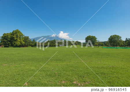 岩手 小岩井農場 まきば園広場と岩木山 96916545