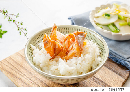 焼き鮭をのせたご飯 96916574