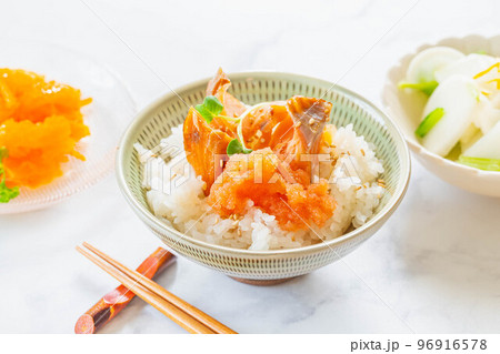 ご飯にのせた焼き鮭とたらこ ご飯にのせた焼き鮭とたらこ 96916578