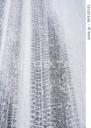 凍った路面に雪が積もった道 凍った路面に雪が積もった道 96916581