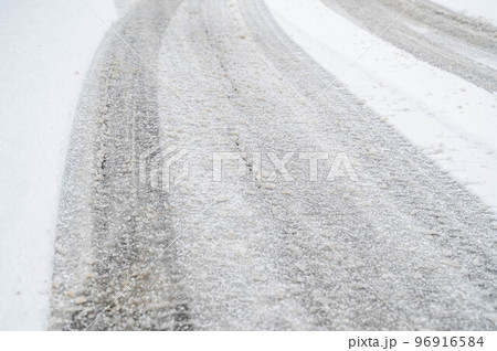 雪の日路面で溶け始めて固まる雪 雪の日路面で溶け始めて固まる雪 96916584