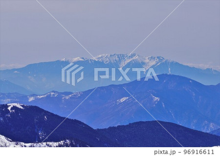 冬季常念岳山頂からの木曾駒ヶ岳と鉢盛山 96916611