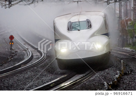 【東海道新幹線】雨の米原駅を通過するのぞみ号 96916671