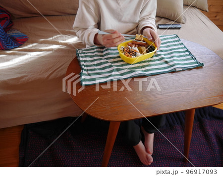 お弁当を食べる子ども(顔なし) お弁当を食べる子ども(顔なし) 96917093