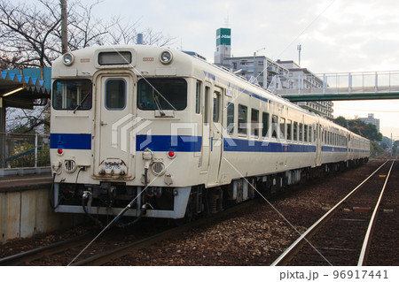 和白駅に停車中のキハ58系気動車(JR九州) 和白駅に停車中のキハ58系気動車(JR九州) 96917441