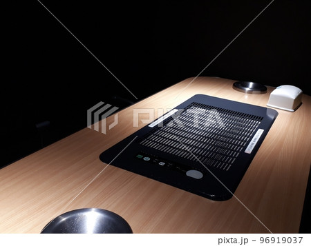 暗い落ち着いた喫煙所 96919037