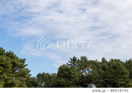 シャボン玉と青空 シャボン玉と青空 96919742