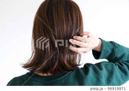 女性の後ろ姿　ヘアスタイル 96919971