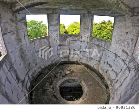 青海島高山山頂の防空監視所跡の内部 青海島高山山頂の防空監視所跡の内部 96921236