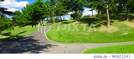 青空のゴルフ場・丘に囲まれた上り坂の空へと続くカート道の交差点のパノラマ（千葉県木更津市） 96921241
