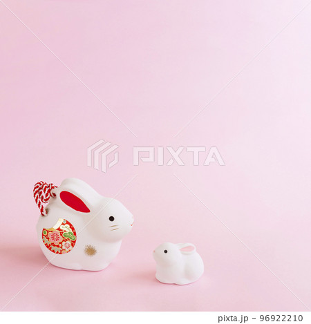 お正月素材。干支のウサギ。ピンク背景上のウサギ。 96922210