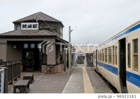 日本最南端の始発・終着駅のJR枕崎駅に入線したキハ47 9048とキハ47 8125 日本最南端の始発・終着駅のJR枕崎駅に入線したキハ47 9048とキハ47 8125 96923161