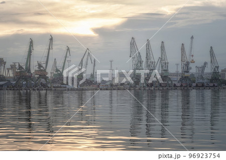 In the evening 96923754