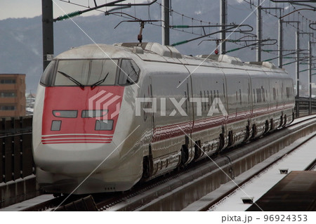 冬季の北陸新幹線糸魚川駅を発車するEast-i（電気軌道総合試験車） 96924353