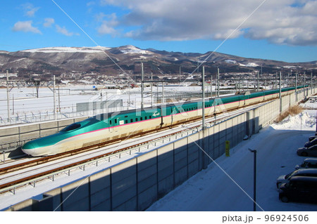 冬の新函館北斗を行く北海道新幹線E5系はやぶさ号 96924506