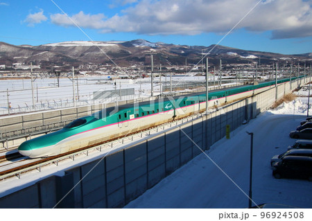 冬の新函館北斗を行く北海道新幹線E5系はやぶさ号 96924508