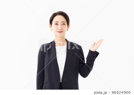 オススメをする女性　写真素材 96924900