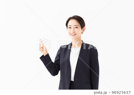 指さしポーズの女性 写真素材 指さしポーズの女性 写真素材 96925637