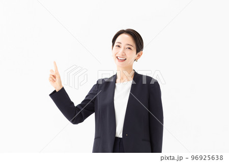 写真素材: 指さしポーズの女性 96925638