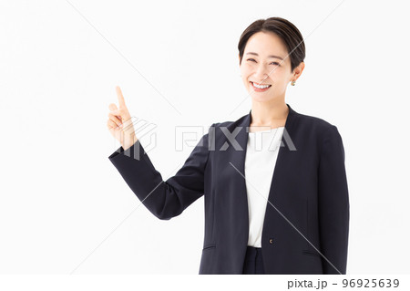 指さしポーズの女性　写真素材 96925639
