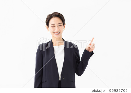 指さしポーズの女性 写真素材 指さしポーズの女性 写真素材 96925703