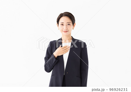 おまかせポーズの女性　写真素材 96926231