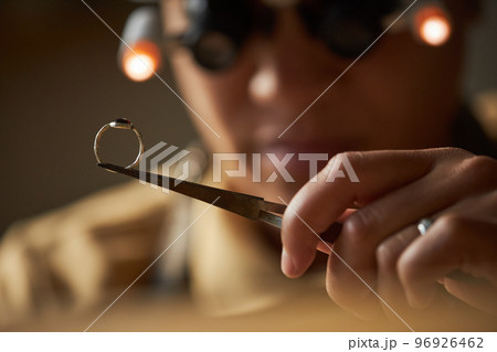 Ring in jewelers hand 96926462
