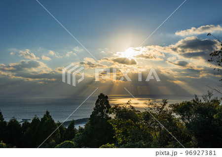 遠見番山いこいの森自然公園からの景色 光芒 遠見番山いこいの森自然公園からの景色 光芒 96927381