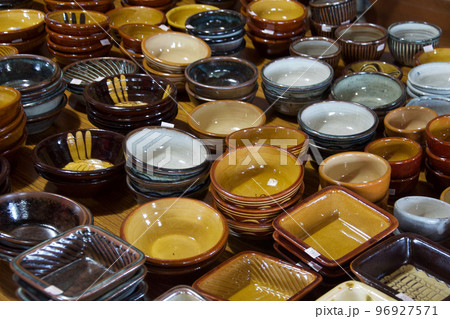 島根県内で産出された粘土と釉薬を用いて作られる色とりどりの美しい湯町窯の器 96927571