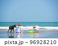 海で遊ぶ親子と愛犬 96928210