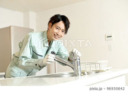 水道の点検をする男性の作業員 96930642