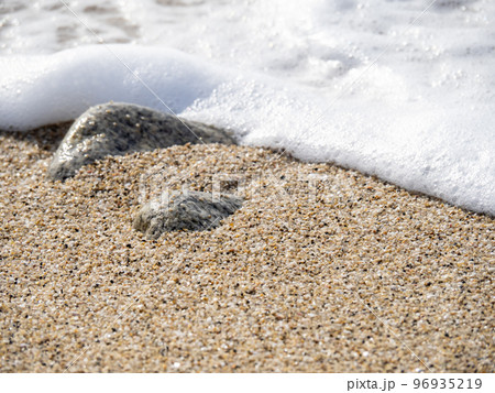 穏やかな砂浜の波打ち際。 96935219