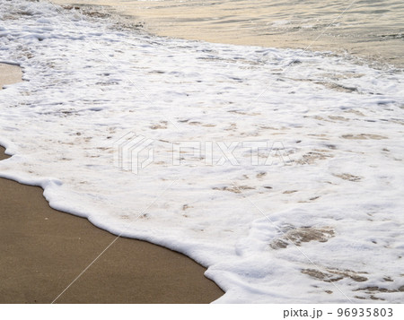 朝の砂浜の波打ち際。 96935803