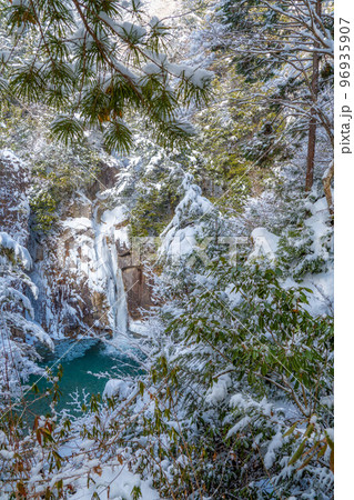 【冬素材】冬の柿其渓谷　牛ヶ滝【長野県】 96935907