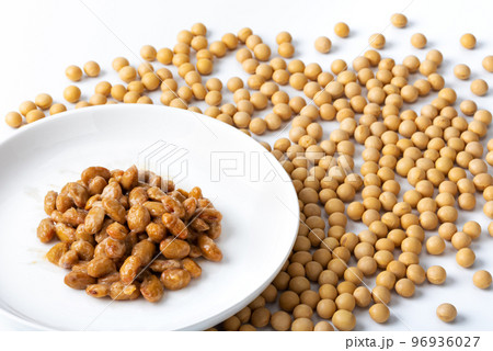 納豆と大豆(白い小皿に乗せた納豆とこぼれた大豆) 納豆と大豆(白い小皿に乗せた納豆とこぼれた大豆) 96936027