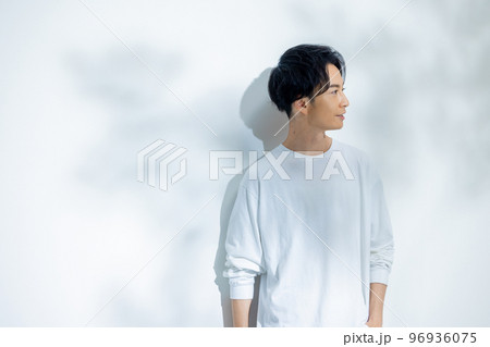 白いTシャツの男性 96936075