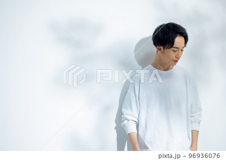 白いTシャツの男性 96936076